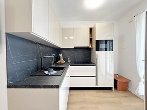 Réfrigérateur, micro-ondes, plaque de cuisson, lave-vaisselle