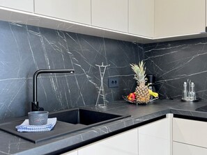 Geladeira, micro-ondas, cooktop, lava-louças