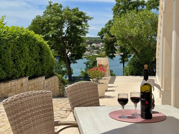 Outdoor dining - Apartment Scheich - seafront, 20 m from sea, ground floor, terrace (Šilo)