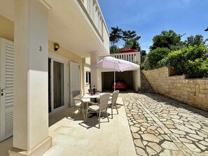 Outdoor dining - Apartment Scheich - seafront, 20 m from sea, ground floor, terrace (Šilo)