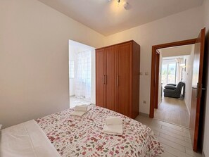 1 bedroom, WiFi, bed sheets - Apartment Scheich - seafront, 20 m from sea, ground floor, terrace (Šilo)
