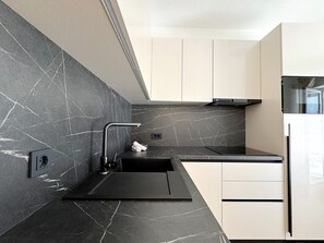 Kjøleskap, mikrobølgeovn, kokeplater og oppvaskmaskin