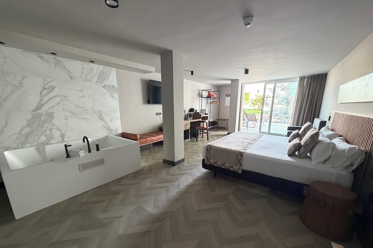 Club Room | In-room safe, free WiFi