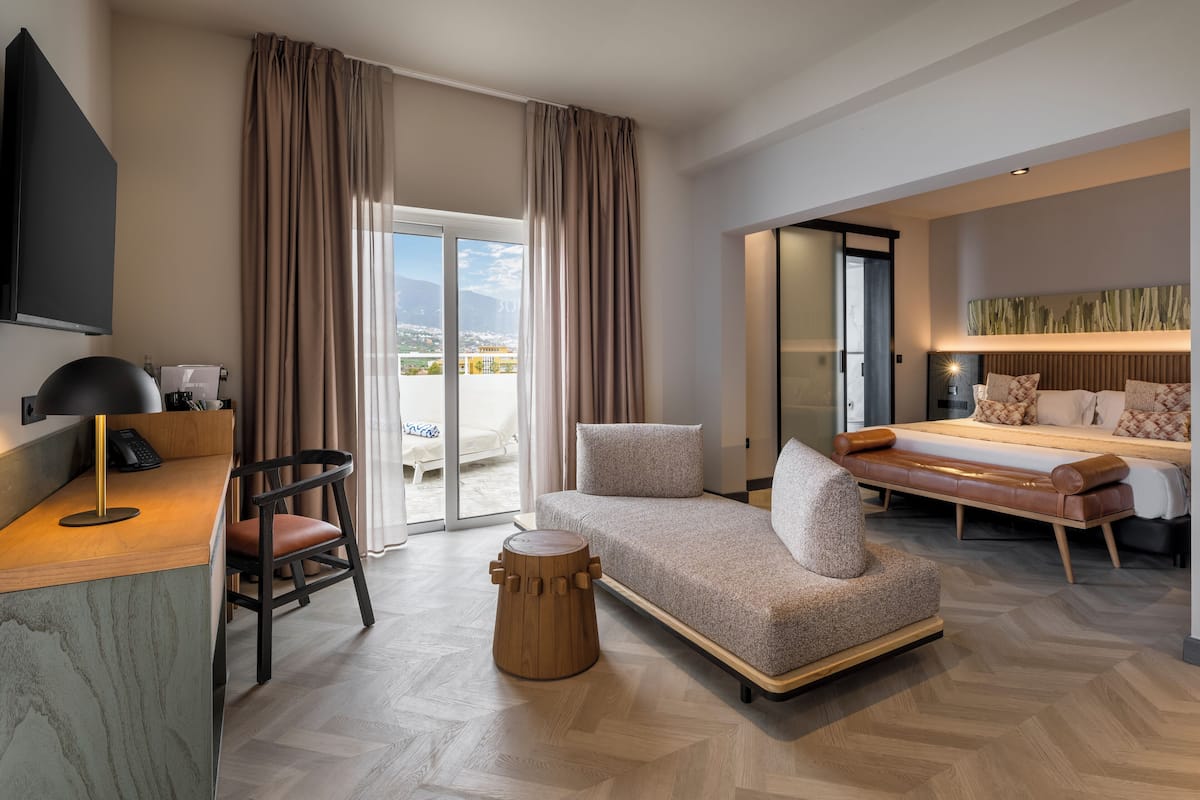 Royal Room | In-room safe, free WiFi, bed sheets