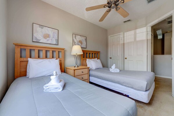 3 chambres, bureau, Wi-Fi, literie fournie