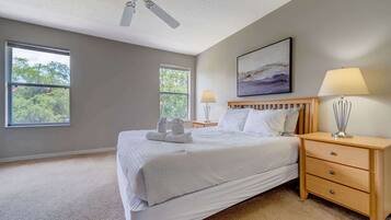 3 bedrooms, desk, WiFi, bed sheets