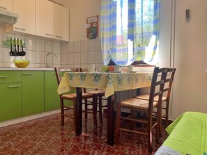Dining - Apartment Santic - sea view, 450 m from sea, balcony, washing machine, pet-friendly (Cizici)