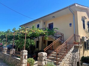 Exterior - Apartment Santic - sea view, 450 m from sea, balcony, washing machine, pet-friendly (Cizici)