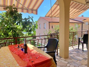 Outdoor dining - Apartment Santic - sea view, 450 m from sea, balcony, washing machine, pet-friendly (Cizici)