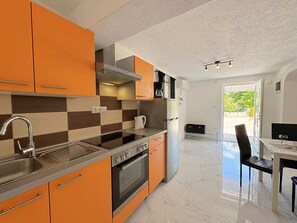 Fridge, oven, stovetop, coffee/tea maker