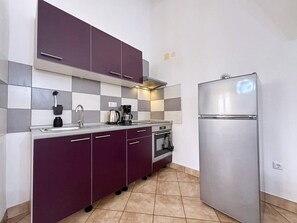 Réfrigérateur, four, plaque de cuisson, cafetière/bouilloire