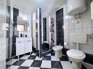 Douche, sèche-cheveux, serviettes fournies