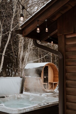 Outdoor spa tub