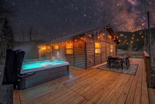 Cozy 2BR Mountain Cabin, Hot Tub, Fire Pit, Yoga, 20 Min to Breck