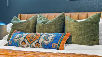 5 slaapkamers, een bureau, een strijkplank/strijkijzer, reisbedje