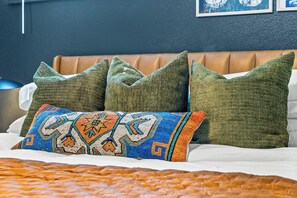 5 habitaciones, escritorio y tabla de planchar con plancha