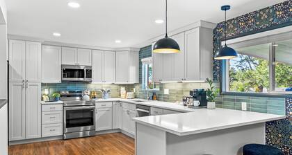 5 BR Luxury Home, Walk to Fiddler's Green, Hot Tub, Mini-Golf, FirePit, Theater Room