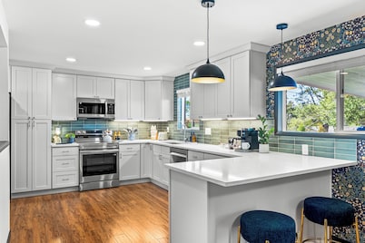 5 BR Luxury Funhouse, Walk to Fiddler's Green, Hot Tub, Mini-Golf, FirePit, Theater Room