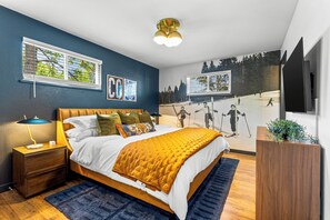 5 bedrooms, desk, iron/ironing board, travel cot