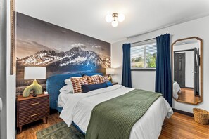 5 chambres, bureau, fer et planche à repasser, lit de bébé portatif