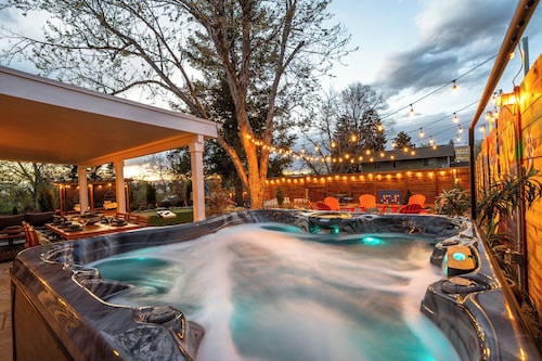 5 BR Luxury Funhouse, Walk to Fiddler's Green, Hot Tub, Mini-Golf, FirePit, Theater Room