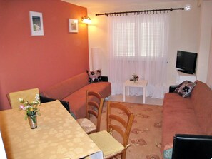 TV - Apartment Nidisa - 90 m from sea, town center, private parking, terrace, balcony (Cizici)