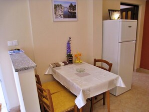 Dining - Apartment Nidisa - 90 m from sea, town center, private parking, terrace, balcony (Cizici)