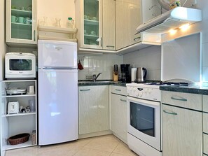 Refrigerador, microondas, horno, placa de cocina