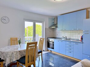 Kühlschrank, Ofen, Herdplatte, Wasserkocher mit Kaffee-/Teezubehör