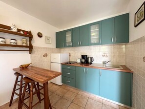 Réfrigérateur, plaque de cuisson, cafetière/bouilloire, grille-pain