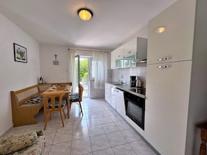 Fridge, oven, stovetop, dishwasher - Apartment Zlatica - 530 m from sea, terrace, BBQ, private parking (Šilo)