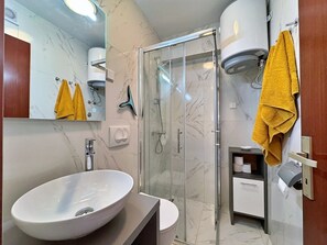 Shower, hair dryer, towels