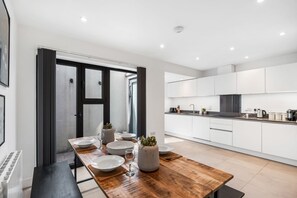 Refrigerador, microondas, horno, placa de cocina