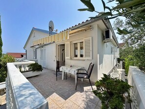 Outdoor dining - Apartment Zlatica - 530 m from sea, private terrace, garden view, private parking, BBQ (Šilo)