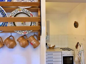Réfrigérateur, four, plaque de cuisson, cafetière/bouilloire