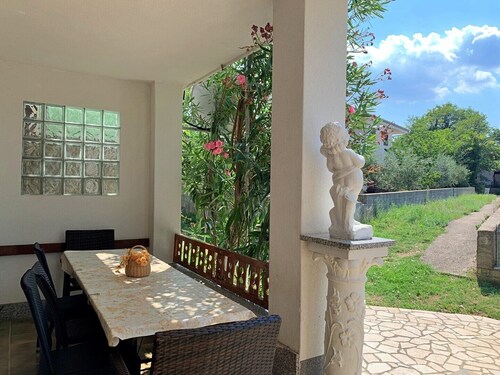 Apartment Volaric - 160 m vom Meer, 4 Schlafzimmer, ruhige Lage, Grill