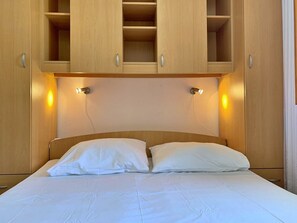 4 bedrooms, WiFi, bed sheets