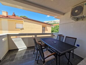 Outdoor dining - Apartment Brnic AQ 3 - with Balcony, 90 m from the Beach (Baska)