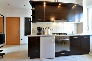 Oven, stovetop, coffee/tea maker, cookware/dishes/utensils