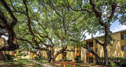 ‼️Calm Waterside Condo‼️ | Kayaks, Paddles, Pool