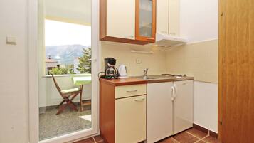 Stovetop, coffee/tea maker, cookware/dishes/utensils