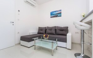 TV - Modern Apartment Berisha 1 No.2 - with Balcony (Baska)