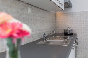 Ofen, Herdplatte, Wasserkocher mit Kaffee-/Teezubehör