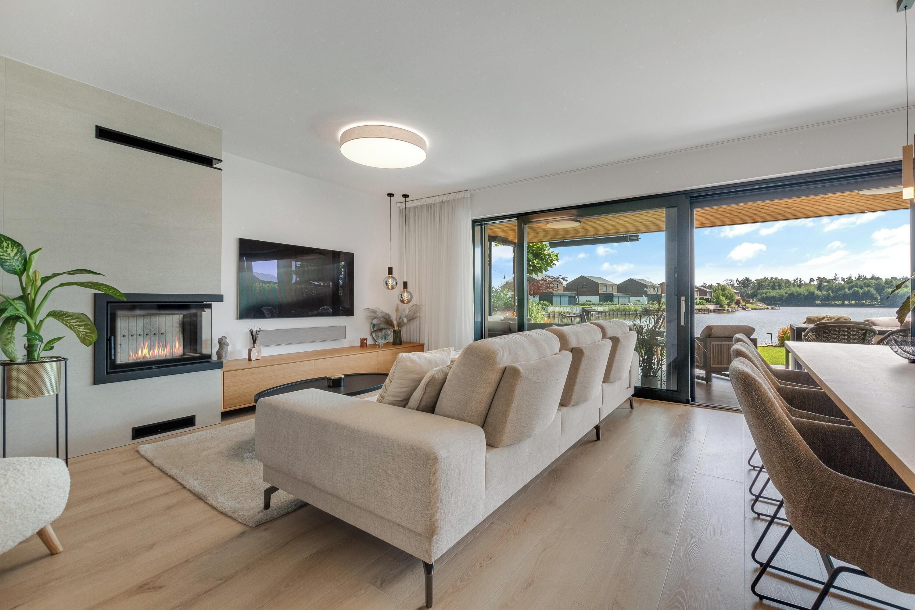 Smart TV, fireplace