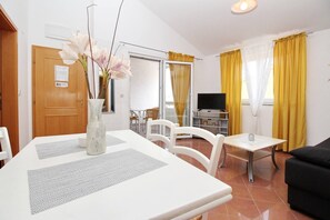 Interior - Apartment Brnic Nar. brdo - with Balcony, 350m from the Beach (Baska)