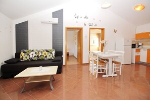 TV - Apartment Brnic Nar. brdo - with Balcony, 350m from the Beach (Baska)