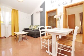 Dining - Apartment Brnic Nar. brdo - with Balcony, 350m from the Beach (Baska)