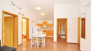 Een modern appartement met een eetgedeelte, keuken en badkamer.