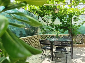 Outdoor dining - Apartment Bugi PRIZ - on the Ground Floor, with Terrace (Baska)