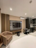 Deluxe-Studiosuite, Balkon | Verdunkelungsvorhänge, schallisolierte Zimmer, Bügeleisen/Bügelbrett